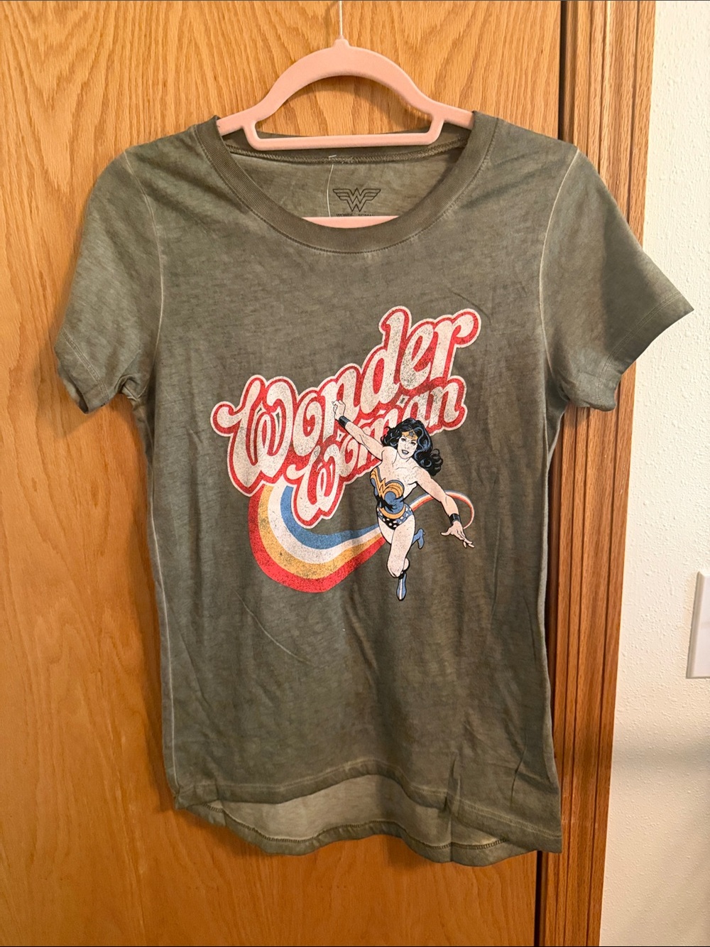 🫶🏼3 for $12!!🫶🏼Women's Green Wonder Woman Graphic Short Sleeve Tee